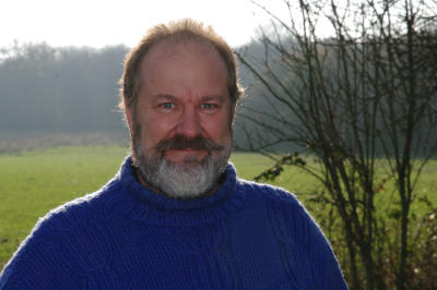 Benoît Jahény devant un fond de nature