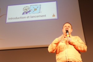 B Jahény menant une conférence