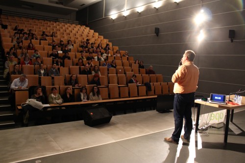 conférence devant un public de parents - APEL